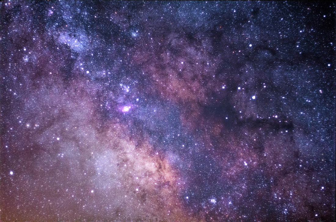 Telescope on an equatorial mount pointed at the night sky — GoTo vs manual mount comparison for beginner astronomers