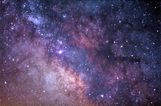 Telescope on an equatorial mount pointed at the night sky — GoTo vs manual mount comparison for beginner astronomers